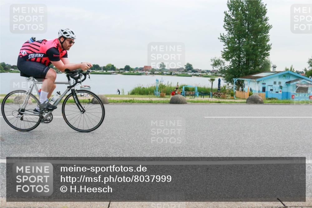 15.06.2025 - 27. Vierlanden-Triathlon H.Heesch http://msf.ph/oto/8037999 15.06.2025 10:54:50 Radfahren 241 meine-sportfotos.de