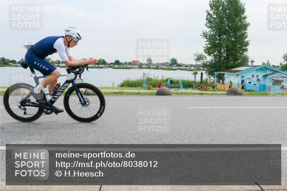 15.06.2025 - 27. Vierlanden-Triathlon H.Heesch http://msf.ph/oto/8038012 15.06.2025 10:55:01 Radfahren 8, 546, 608 meine-sportfotos.de