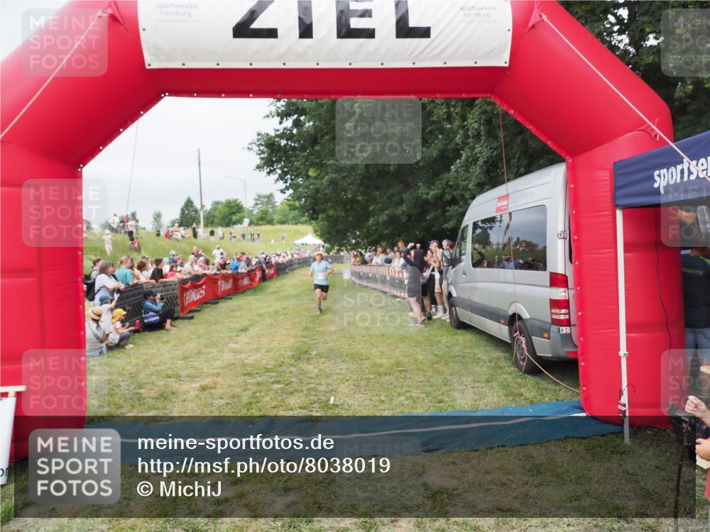 21.06.2025 - 27. Vierlanden-Triathlon MichiJ http://msf.ph/oto/8038019 15.06.2026 13:14:58 Ziel 947 meine-sportfotos.de