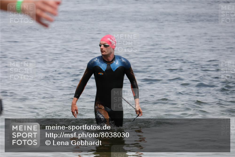 21.06.2025 - 27. Vierlanden-Triathlon Lena Gebhardt http://msf.ph/oto/8038030 15.06.2025 12:09:14 Schwimmen 1029, 1030 meine-sportfotos.de