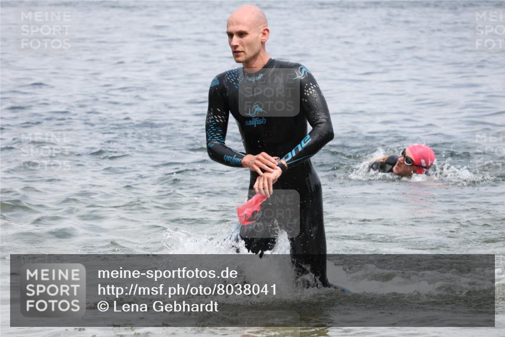 21.06.2025 - 27. Vierlanden-Triathlon Lena Gebhardt http://msf.ph/oto/8038041 15.06.2025 12:09:15 Schwimmen 1029, 1030 meine-sportfotos.de