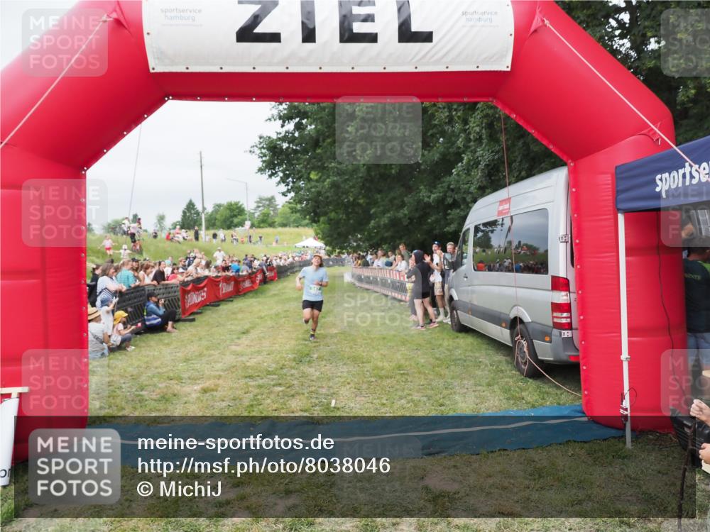 21.06.2025 - 27. Vierlanden-Triathlon MichiJ http://msf.ph/oto/8038046 15.06.2026 13:14:59 Ziel 947 meine-sportfotos.de