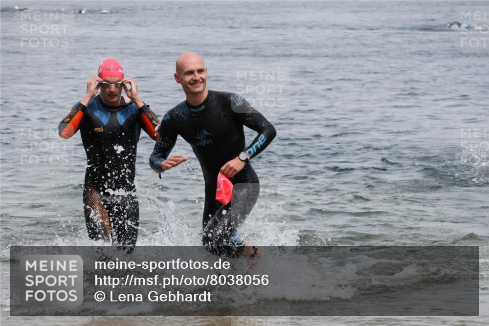 21.06.2025 - 27. Vierlanden-Triathlon Lena Gebhardt http://msf.ph/oto/8038056 15.06.2025 12:09:16 Schwimmen 1029, 1030 meine-sportfotos.de