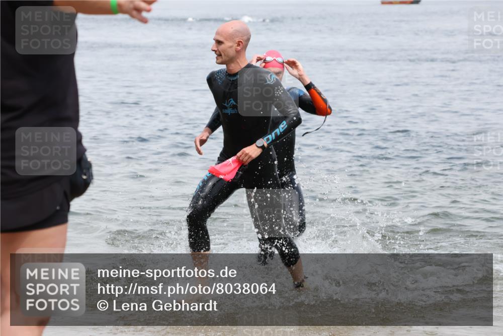 21.06.2025 - 27. Vierlanden-Triathlon Lena Gebhardt http://msf.ph/oto/8038064 15.06.2025 12:09:17 Schwimmen 1029, 1030, 1031 meine-sportfotos.de