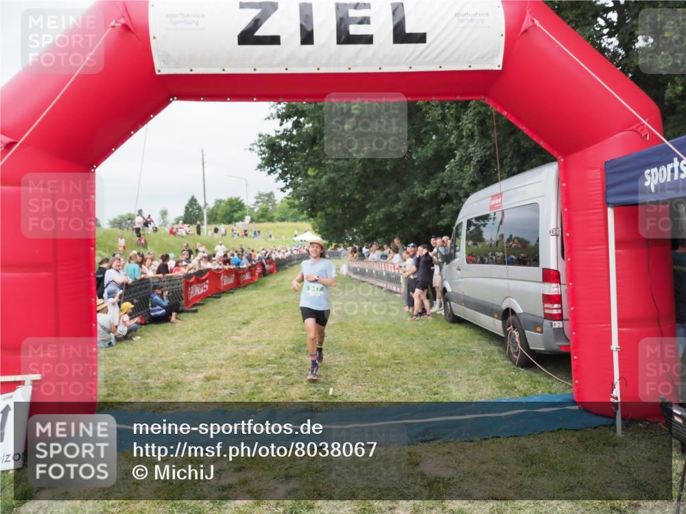 21.06.2025 - 27. Vierlanden-Triathlon MichiJ http://msf.ph/oto/8038067 15.06.2026 13:15:00 Ziel 947 meine-sportfotos.de