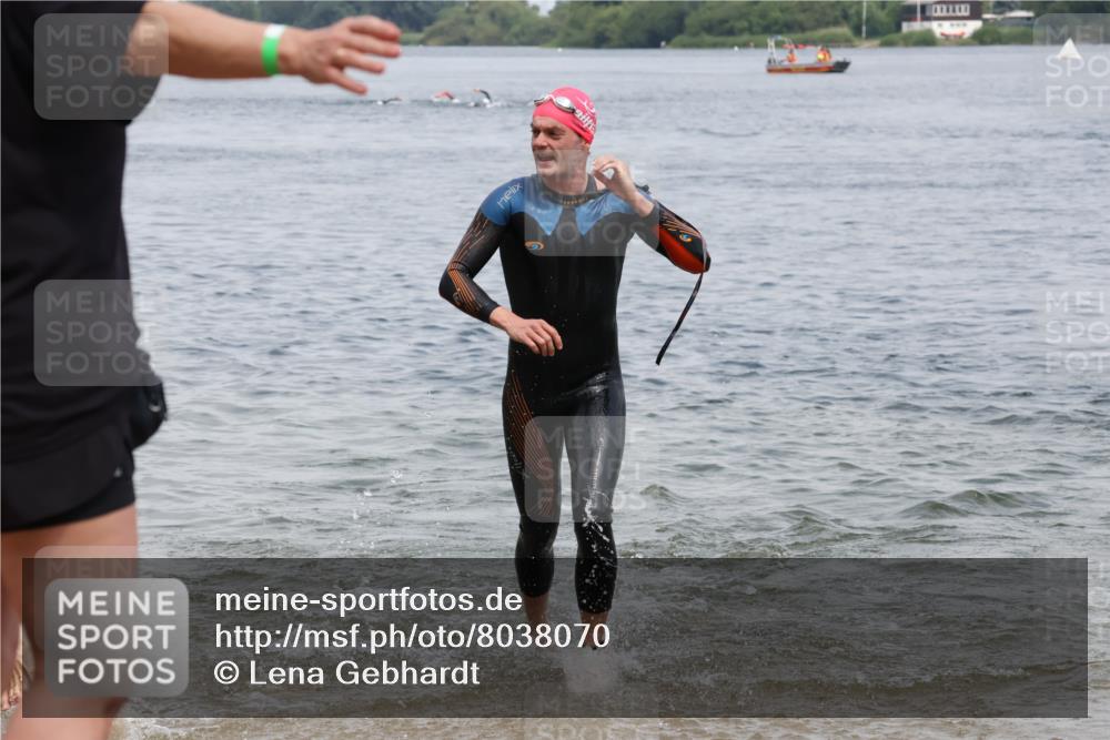 21.06.2025 - 27. Vierlanden-Triathlon Lena Gebhardt http://msf.ph/oto/8038070 15.06.2025 12:09:18 Schwimmen 1029, 1030, 1031 meine-sportfotos.de