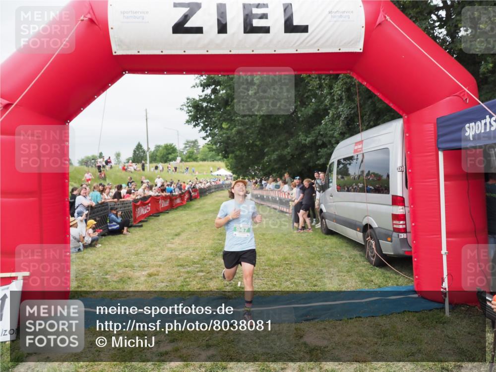 21.06.2025 - 27. Vierlanden-Triathlon MichiJ http://msf.ph/oto/8038081 15.06.2026 13:15:00 Ziel 947 meine-sportfotos.de