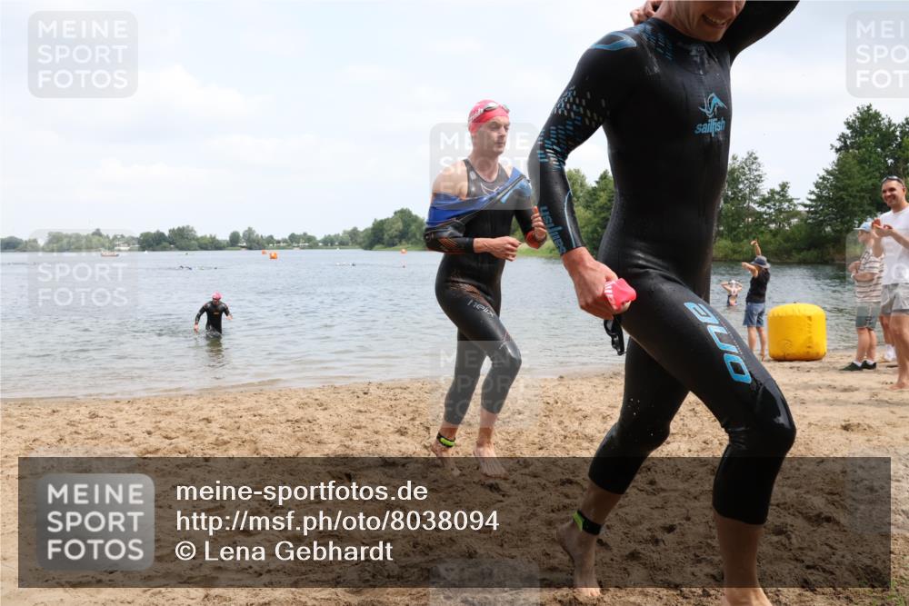 21.06.2025 - 27. Vierlanden-Triathlon Lena Gebhardt http://msf.ph/oto/8038094 15.06.2025 12:09:22 Schwimmen 1029, 1030, 1031 meine-sportfotos.de