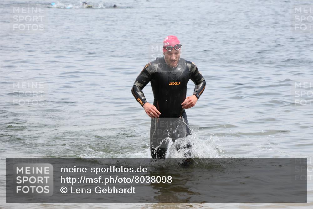 21.06.2025 - 27. Vierlanden-Triathlon Lena Gebhardt http://msf.ph/oto/8038098 15.06.2025 12:09:23 Schwimmen 1029, 1030, 1031 meine-sportfotos.de