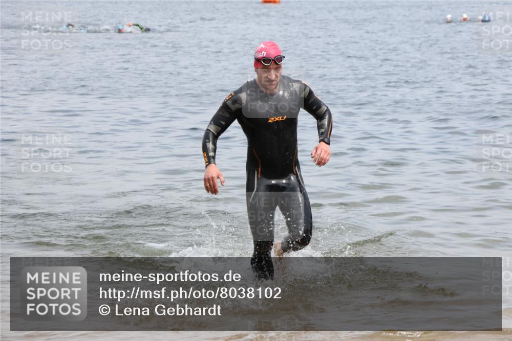21.06.2025 - 27. Vierlanden-Triathlon Lena Gebhardt http://msf.ph/oto/8038102 15.06.2025 12:09:24 Schwimmen 1029, 1030, 1031 meine-sportfotos.de