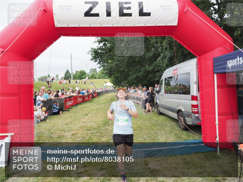 21.06.2025 - 27. Vierlanden-Triathlon MichiJ http://msf.ph/oto/8038105 15.06.2026 13:15:01 Ziel 947 meine-sportfotos.de