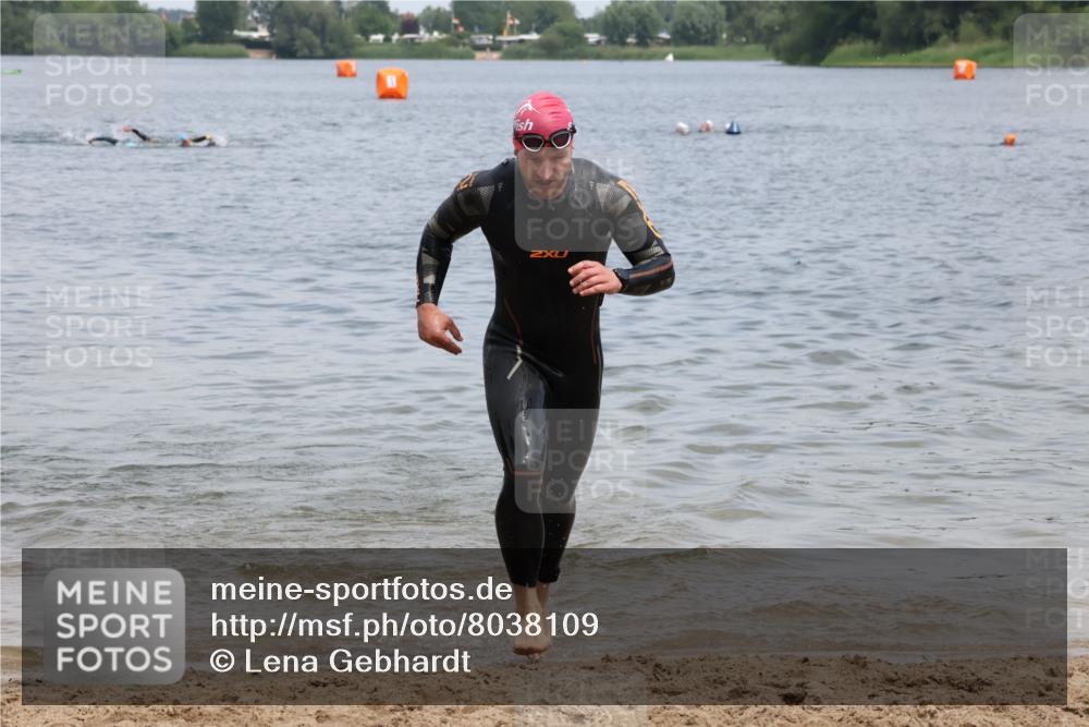 21.06.2025 - 27. Vierlanden-Triathlon Lena Gebhardt http://msf.ph/oto/8038109 15.06.2025 12:09:26 Schwimmen 1029, 1030, 1031 meine-sportfotos.de
