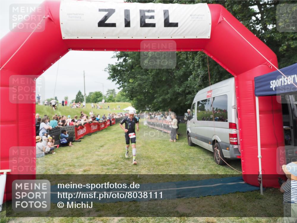 21.06.2025 - 27. Vierlanden-Triathlon MichiJ http://msf.ph/oto/8038111 15.06.2026 13:15:39 Ziel 77 meine-sportfotos.de