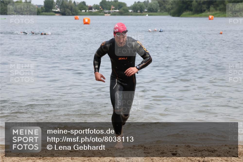 21.06.2025 - 27. Vierlanden-Triathlon Lena Gebhardt http://msf.ph/oto/8038113 15.06.2025 12:09:26 Schwimmen 1029, 1030, 1031 meine-sportfotos.de