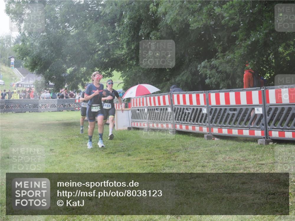21.06.2025 - 27. Vierlanden-Triathlon KatJ http://msf.ph/oto/8038123 15.06.2025 14:20:13 Ziel 910, 1209, 1213 meine-sportfotos.de