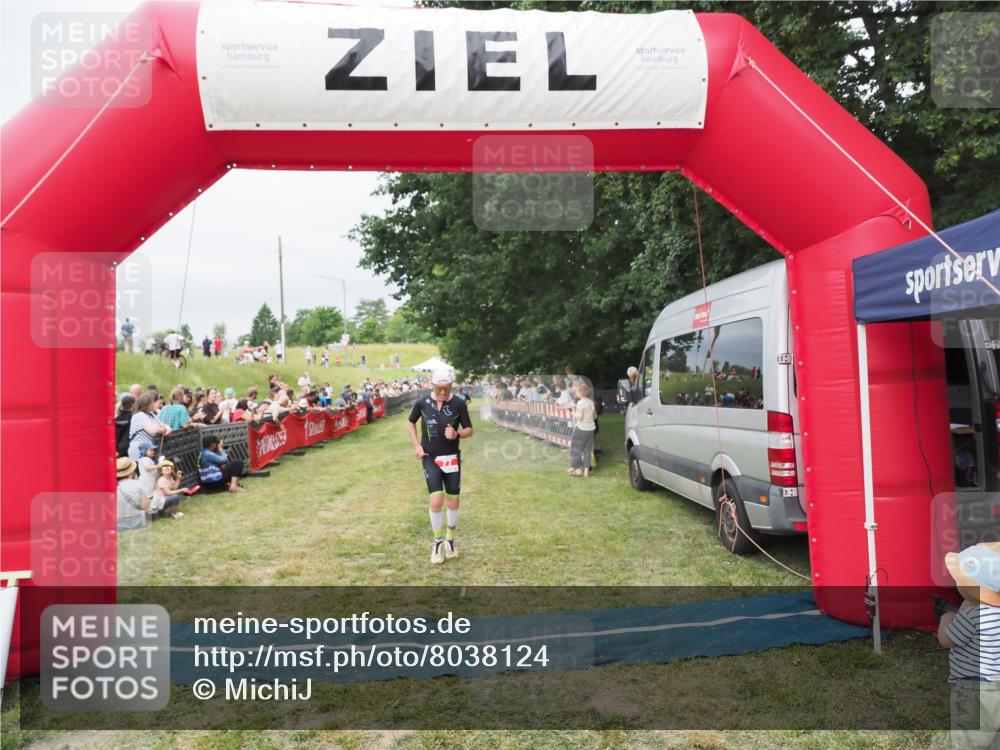 21.06.2025 - 27. Vierlanden-Triathlon MichiJ http://msf.ph/oto/8038124 15.06.2026 13:15:40 Ziel 77 meine-sportfotos.de