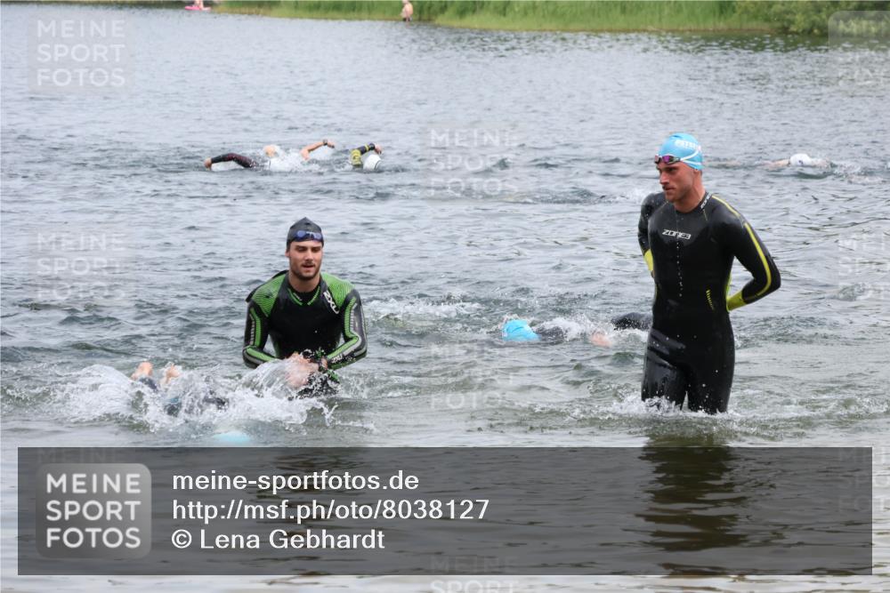 21.06.2025 - 27. Vierlanden-Triathlon Lena Gebhardt http://msf.ph/oto/8038127 15.06.2025 12:10:12 Schwimmen 1039, 1040, 1043 meine-sportfotos.de