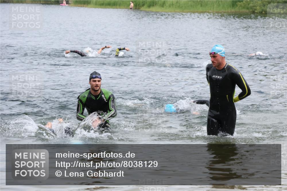 21.06.2025 - 27. Vierlanden-Triathlon Lena Gebhardt http://msf.ph/oto/8038129 15.06.2025 12:10:12 Schwimmen 1039, 1040, 1043 meine-sportfotos.de