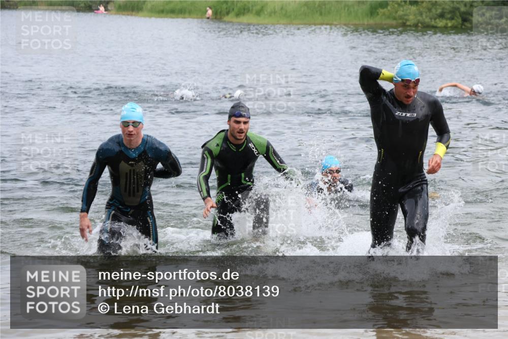 21.06.2025 - 27. Vierlanden-Triathlon Lena Gebhardt http://msf.ph/oto/8038139 15.06.2025 12:10:14 Schwimmen 1039, 1040, 1041, 1042, 1043 meine-sportfotos.de