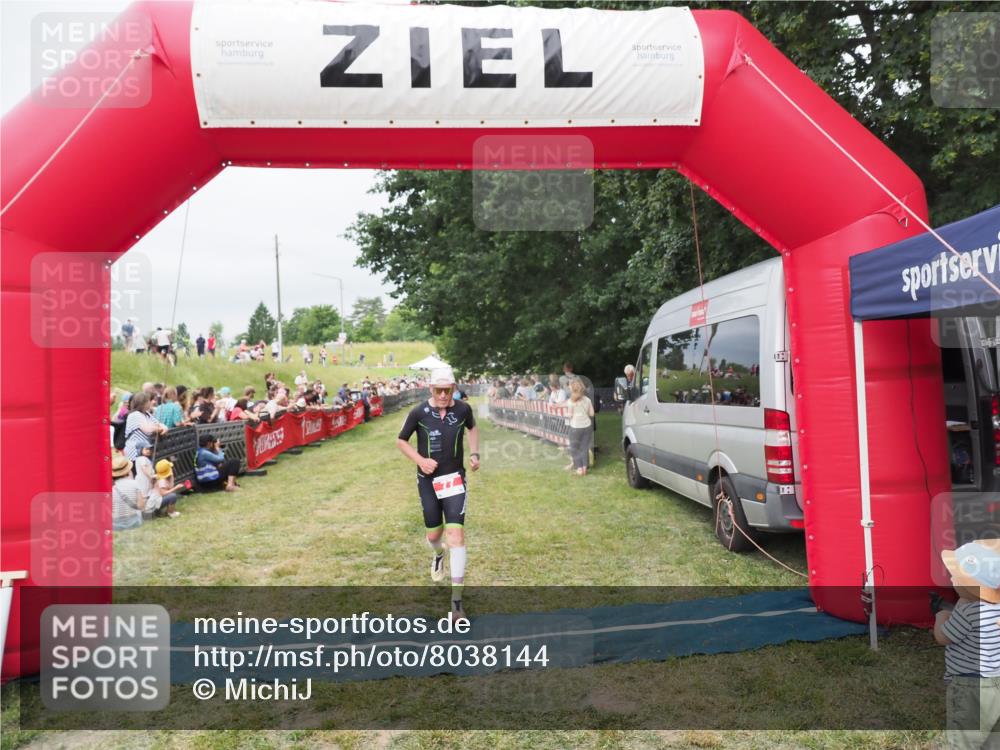 21.06.2025 - 27. Vierlanden-Triathlon MichiJ http://msf.ph/oto/8038144 15.06.2026 13:15:40 Ziel 77 meine-sportfotos.de