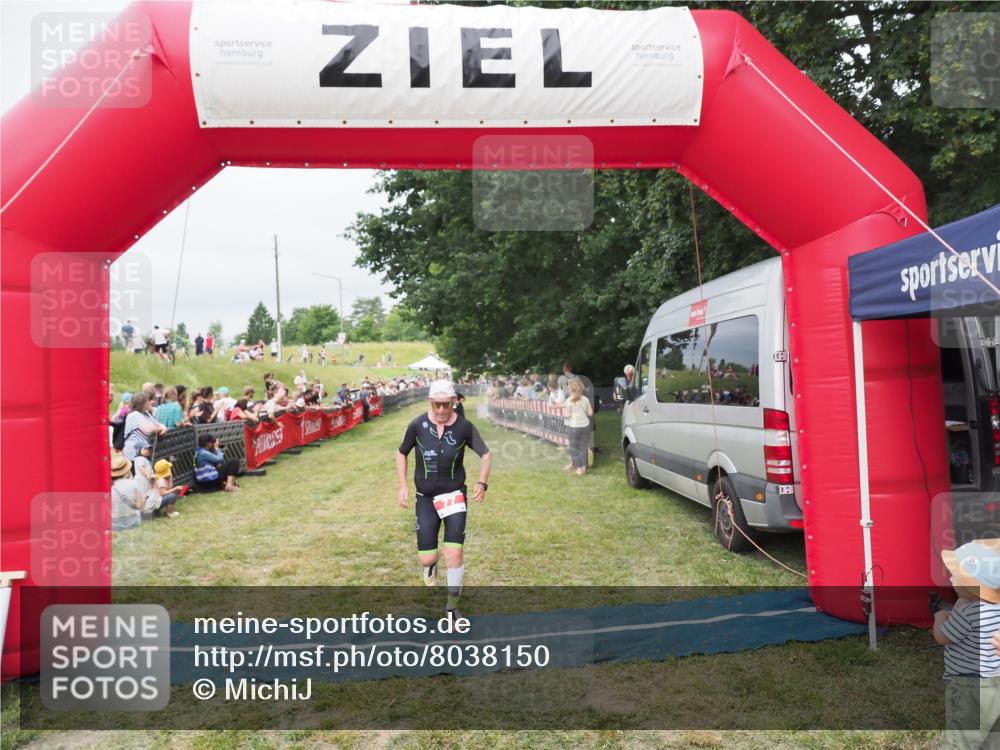 21.06.2025 - 27. Vierlanden-Triathlon MichiJ http://msf.ph/oto/8038150 15.06.2026 13:15:40 Ziel 77 meine-sportfotos.de