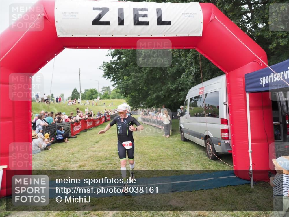 21.06.2025 - 27. Vierlanden-Triathlon MichiJ http://msf.ph/oto/8038161 15.06.2026 13:15:41 Ziel 77 meine-sportfotos.de