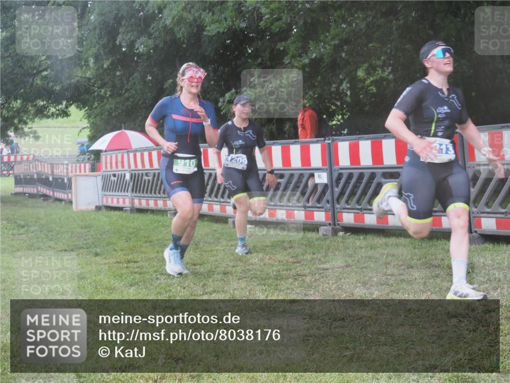 21.06.2025 - 27. Vierlanden-Triathlon KatJ http://msf.ph/oto/8038176 15.06.2025 14:20:15 Ziel 910, 1209, 1213 meine-sportfotos.de