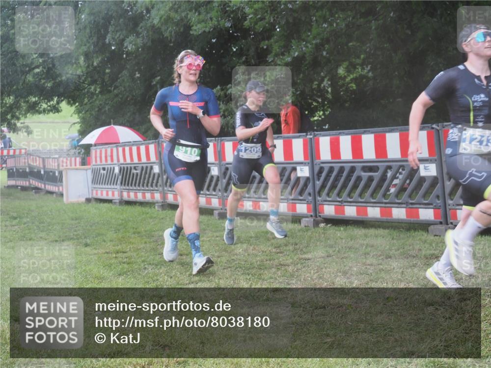 21.06.2025 - 27. Vierlanden-Triathlon KatJ http://msf.ph/oto/8038180 15.06.2025 14:20:15 Ziel 910, 1209, 1213 meine-sportfotos.de
