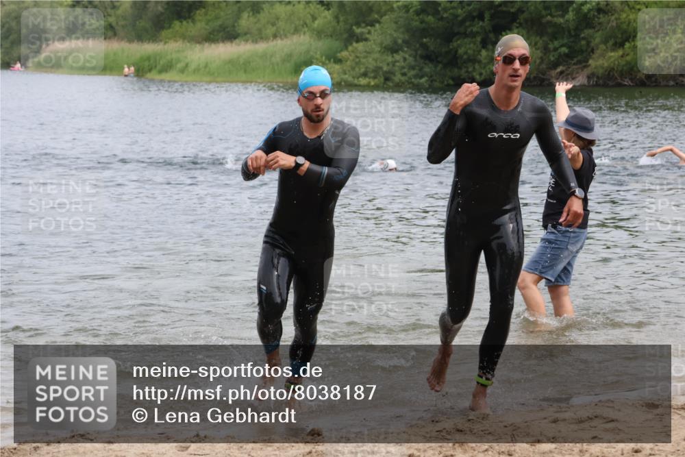 21.06.2025 - 27. Vierlanden-Triathlon Lena Gebhardt http://msf.ph/oto/8038187 15.06.2025 12:10:20 Schwimmen 1039, 1040, 1041, 1042, 1043 meine-sportfotos.de