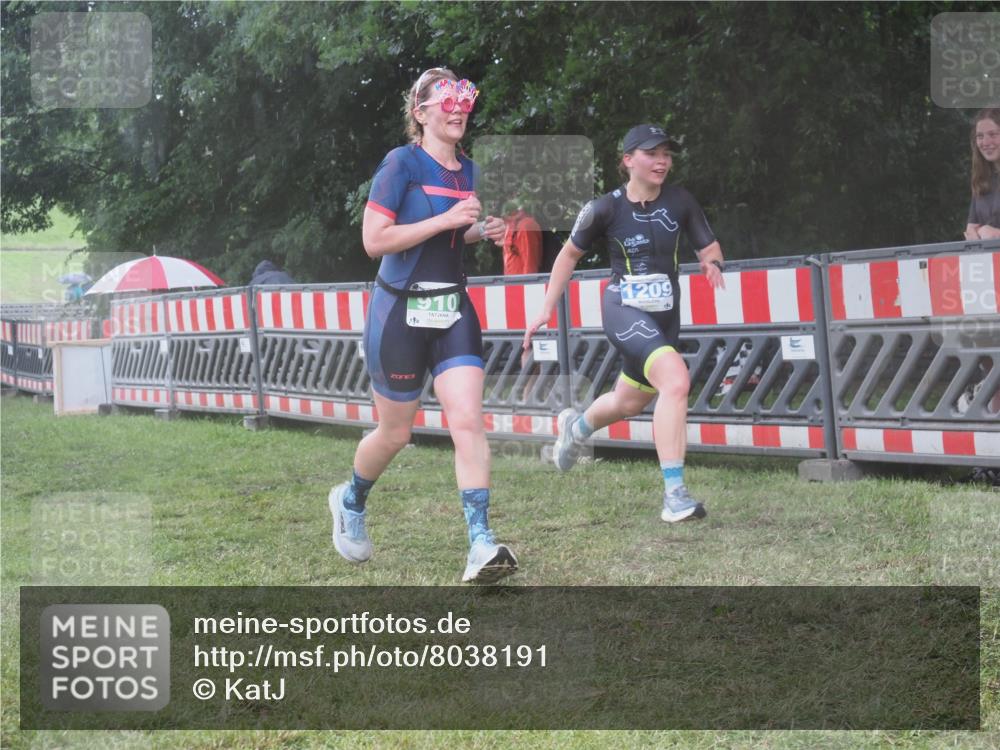 21.06.2025 - 27. Vierlanden-Triathlon KatJ http://msf.ph/oto/8038191 15.06.2025 14:20:16 Ziel 910, 1209, 1213 meine-sportfotos.de
