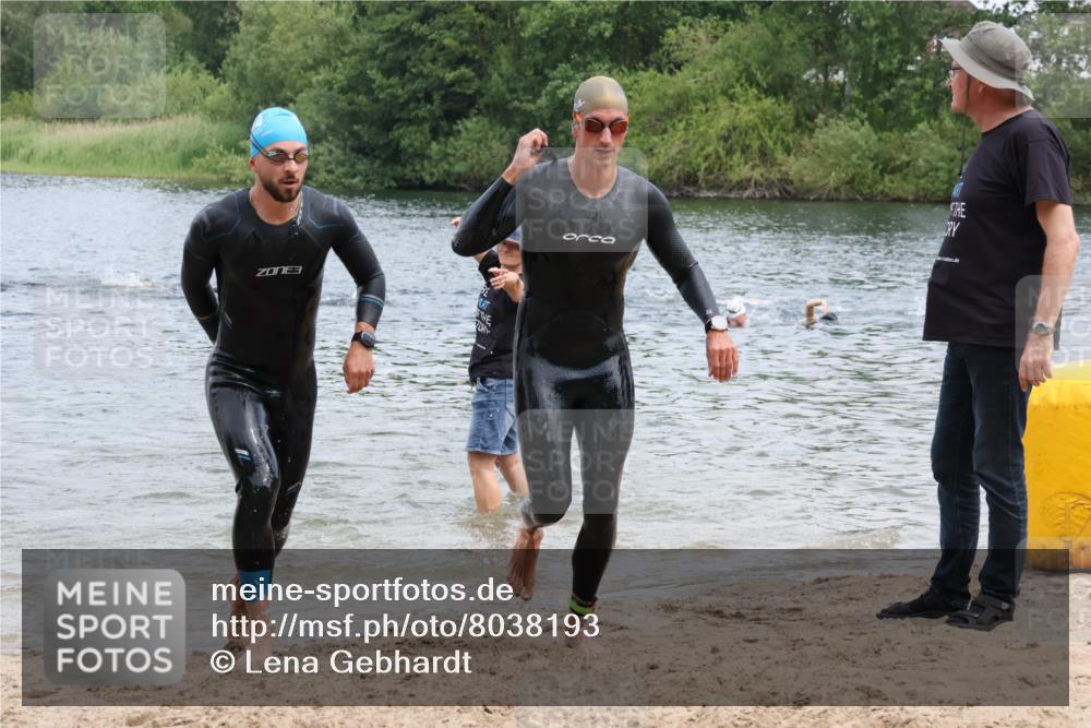 21.06.2025 - 27. Vierlanden-Triathlon Lena Gebhardt http://msf.ph/oto/8038193 15.06.2025 12:10:21 Schwimmen 1039, 1040, 1041, 1042, 1043 meine-sportfotos.de