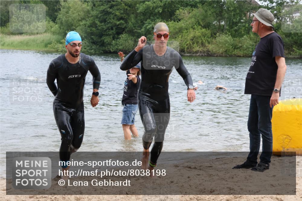 21.06.2025 - 27. Vierlanden-Triathlon Lena Gebhardt http://msf.ph/oto/8038198 15.06.2025 12:10:21 Schwimmen 1039, 1040, 1041, 1042, 1043 meine-sportfotos.de