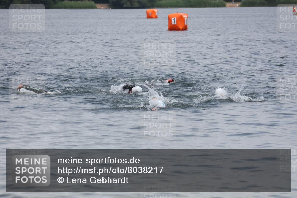 21.06.2025 - 27. Vierlanden-Triathlon Lena Gebhardt http://msf.ph/oto/8038217 15.06.2025 12:10:32 Schwimmen 1041, 1042 meine-sportfotos.de