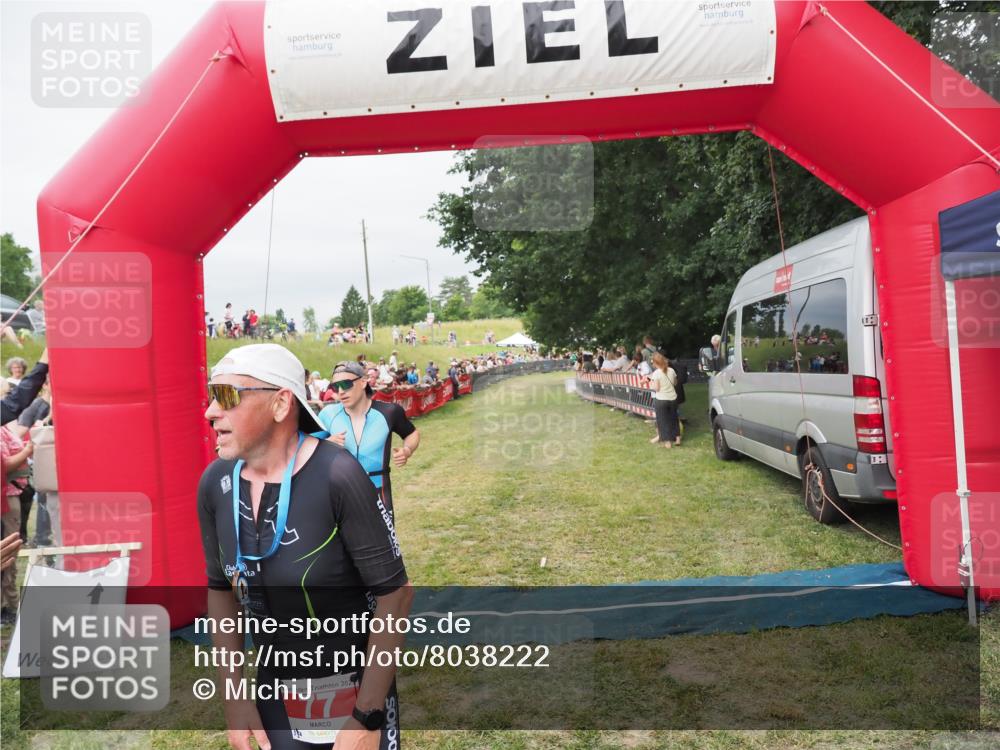21.06.2025 - 27. Vierlanden-Triathlon MichiJ http://msf.ph/oto/8038222 15.06.2026 13:15:47 Ziel 77, 722 meine-sportfotos.de