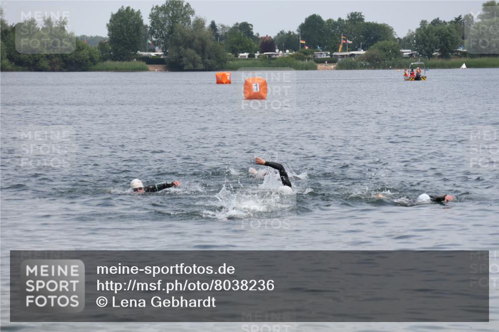 21.06.2025 - 27. Vierlanden-Triathlon Lena Gebhardt http://msf.ph/oto/8038236 15.06.2025 12:10:36 Schwimmen  meine-sportfotos.de