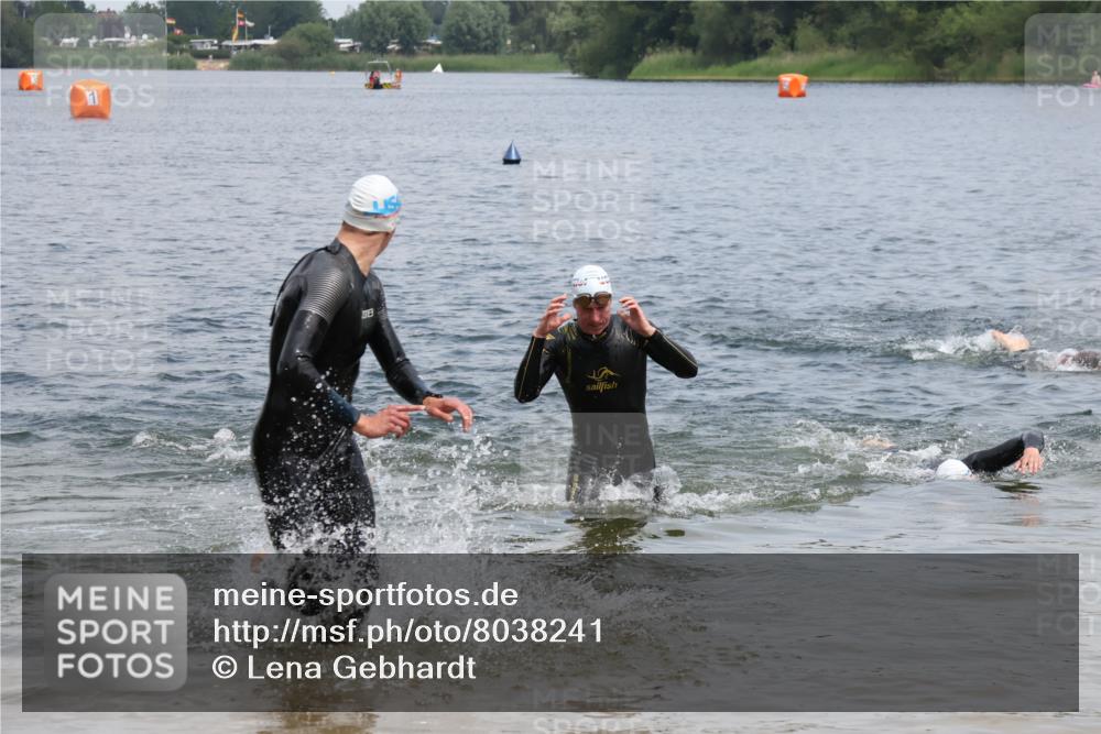 21.06.2025 - 27. Vierlanden-Triathlon Lena Gebhardt http://msf.ph/oto/8038241 15.06.2025 12:10:52 Schwimmen 1044, 1045, 1047, 1048 meine-sportfotos.de