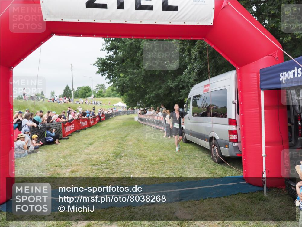 21.06.2025 - 27. Vierlanden-Triathlon MichiJ http://msf.ph/oto/8038268 15.06.2026 13:16:01 Ziel 793 meine-sportfotos.de