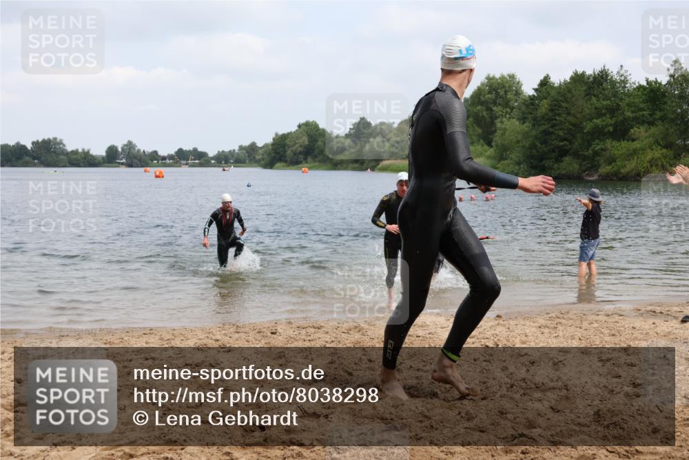 21.06.2025 - 27. Vierlanden-Triathlon Lena Gebhardt http://msf.ph/oto/8038298 15.06.2025 12:10:56 Schwimmen 1044, 1045, 1046, 1047, 1048 meine-sportfotos.de
