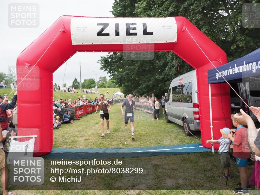 21.06.2025 - 27. Vierlanden-Triathlon MichiJ http://msf.ph/oto/8038299 15.06.2026 13:16:24 Ziel 696, 708 meine-sportfotos.de