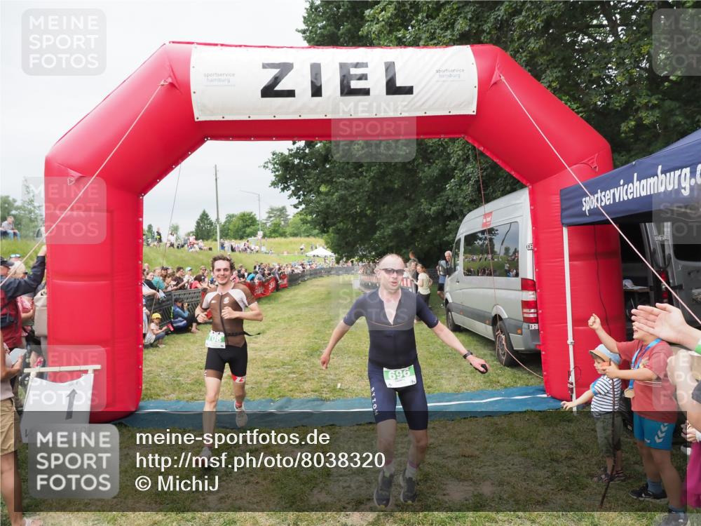 21.06.2025 - 27. Vierlanden-Triathlon MichiJ http://msf.ph/oto/8038320 15.06.2026 13:16:24 Ziel 696, 708 meine-sportfotos.de