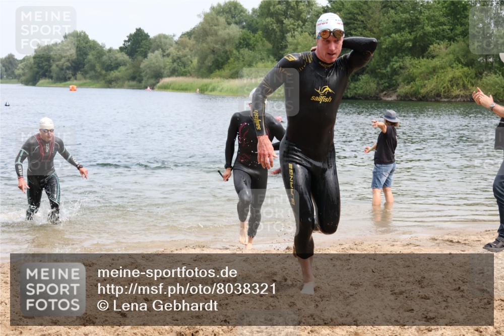 21.06.2025 - 27. Vierlanden-Triathlon Lena Gebhardt http://msf.ph/oto/8038321 15.06.2025 12:10:58 Schwimmen 1044, 1045, 1046, 1047, 1048 meine-sportfotos.de