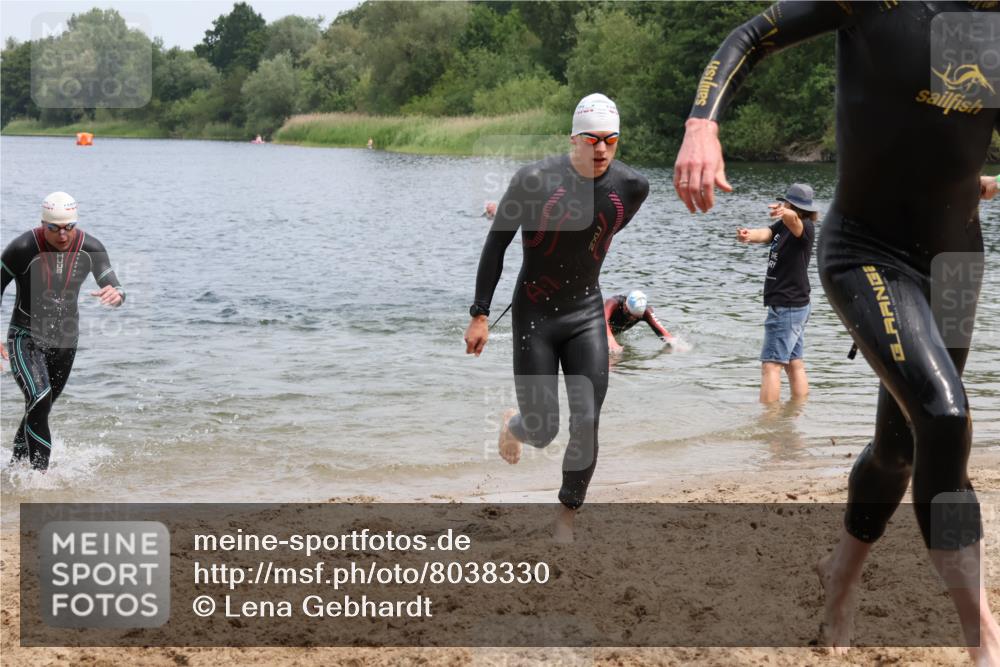 21.06.2025 - 27. Vierlanden-Triathlon Lena Gebhardt http://msf.ph/oto/8038330 15.06.2025 12:10:58 Schwimmen 1044, 1045, 1046, 1047, 1048 meine-sportfotos.de