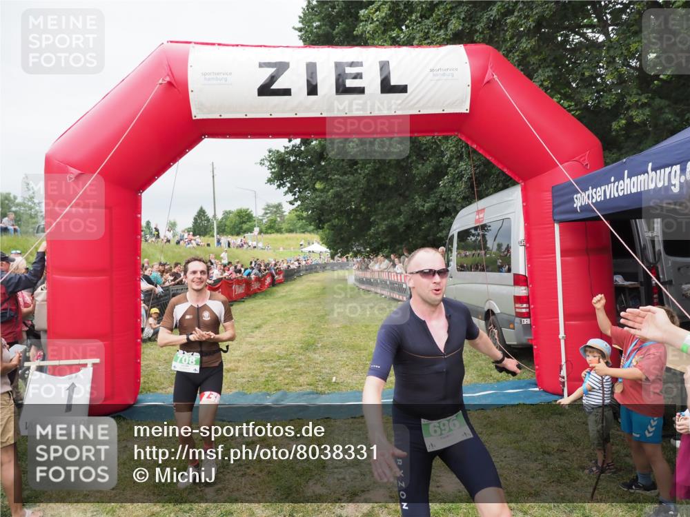 21.06.2025 - 27. Vierlanden-Triathlon MichiJ http://msf.ph/oto/8038331 15.06.2026 13:16:25 Ziel 696, 708 meine-sportfotos.de