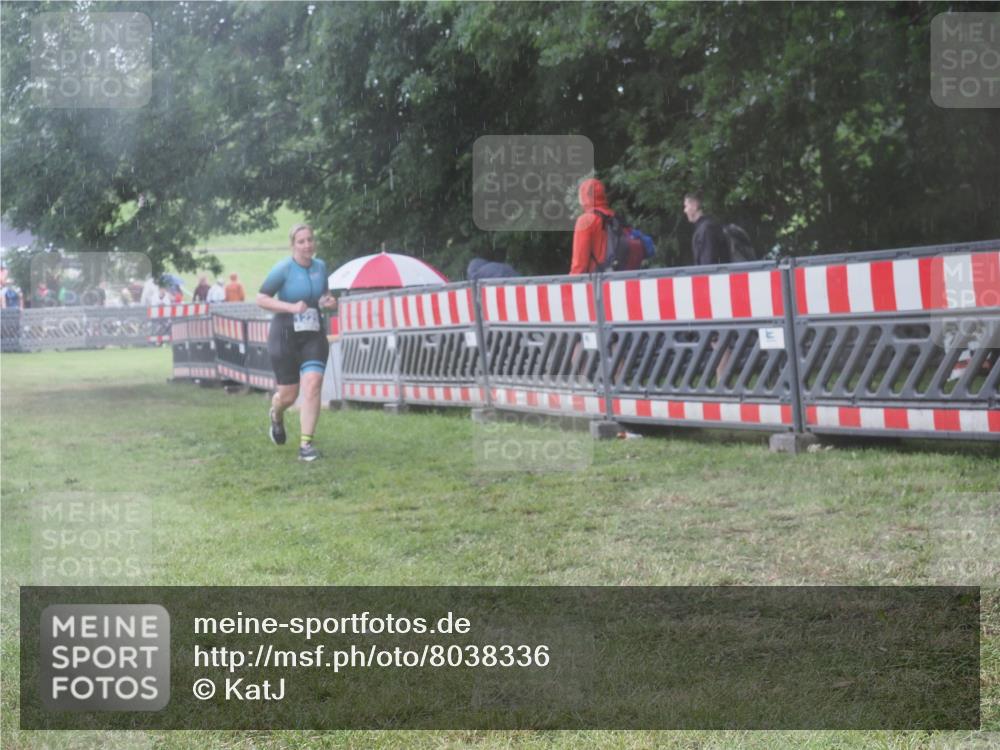 21.06.2025 - 27. Vierlanden-Triathlon KatJ http://msf.ph/oto/8038336 15.06.2025 14:20:34 Ziel 1225 meine-sportfotos.de