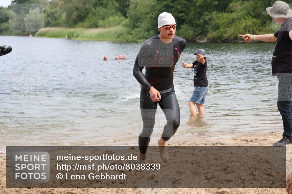 21.06.2025 - 27. Vierlanden-Triathlon Lena Gebhardt http://msf.ph/oto/8038339 15.06.2025 12:10:59 Schwimmen 1044, 1045, 1046, 1047, 1048 meine-sportfotos.de