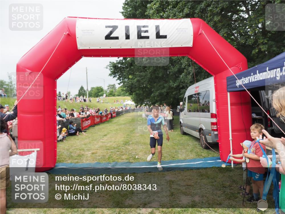 21.06.2025 - 27. Vierlanden-Triathlon MichiJ http://msf.ph/oto/8038343 15.06.2026 13:16:36 Ziel 70 meine-sportfotos.de