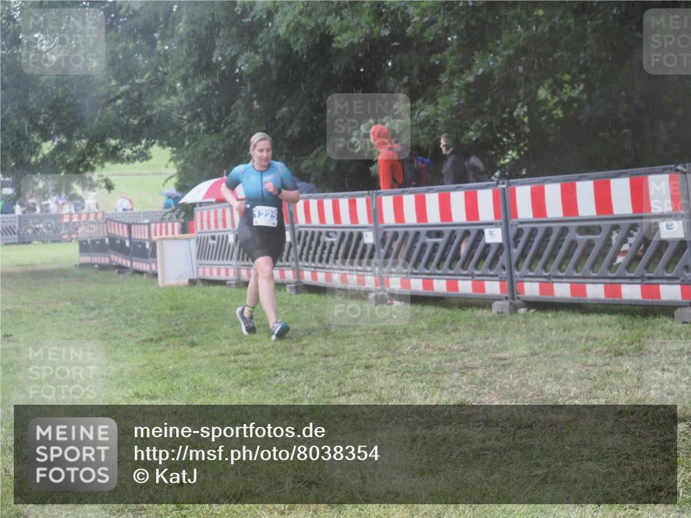 21.06.2025 - 27. Vierlanden-Triathlon KatJ http://msf.ph/oto/8038354 15.06.2025 14:20:35 Ziel 1225 meine-sportfotos.de
