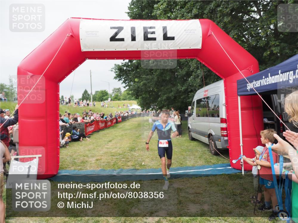 21.06.2025 - 27. Vierlanden-Triathlon MichiJ http://msf.ph/oto/8038356 15.06.2026 13:16:37 Ziel 70 meine-sportfotos.de