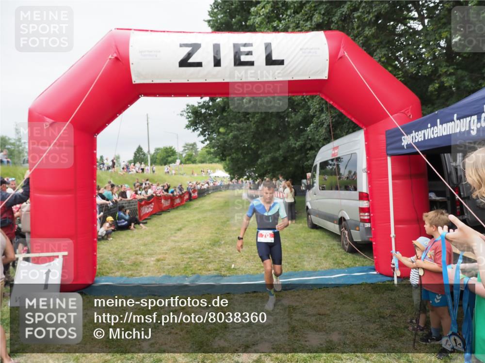 21.06.2025 - 27. Vierlanden-Triathlon MichiJ http://msf.ph/oto/8038360 15.06.2026 13:16:37 Ziel 70 meine-sportfotos.de