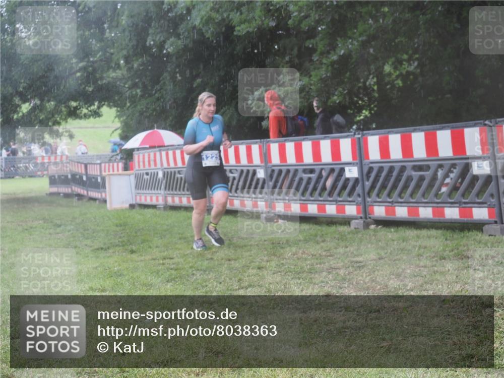 21.06.2025 - 27. Vierlanden-Triathlon KatJ http://msf.ph/oto/8038363 15.06.2025 14:20:35 Ziel 1225 meine-sportfotos.de